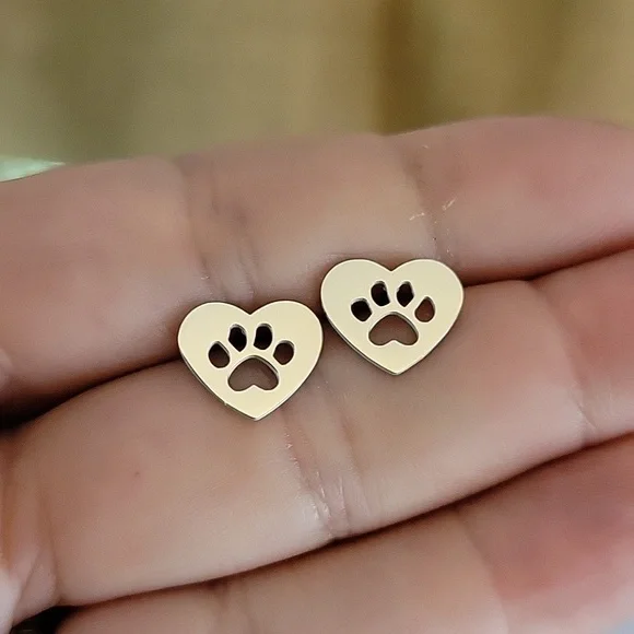 Pawprint Heart Stud Earrings, unisex - Picture 4 of 6